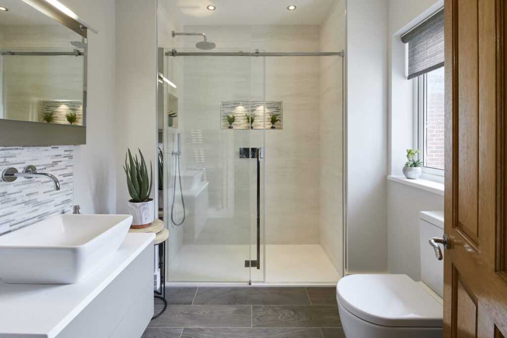 Дизайн ванной комнаты с душевой кабиной: туалетом, ванной, стиральной машиной, в светлых тонах, современные идеи