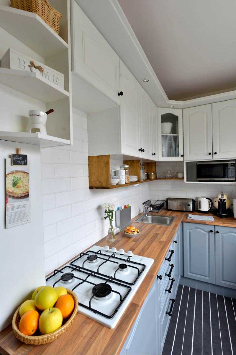 Красно-белая и красно-черная кухня в интерьере: гарнитур с серым .