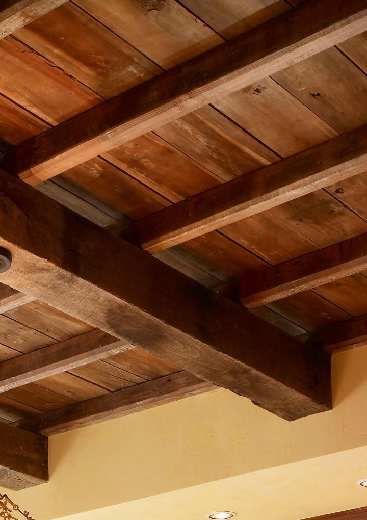 20 примеров использования деревянных потолков в интерьере