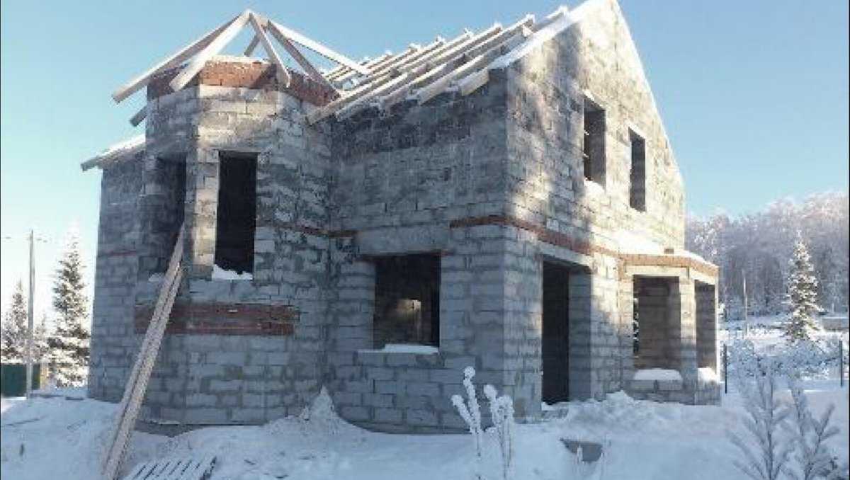 Можно ли строить дом зимой? особенности зимнего строительства коттеджей