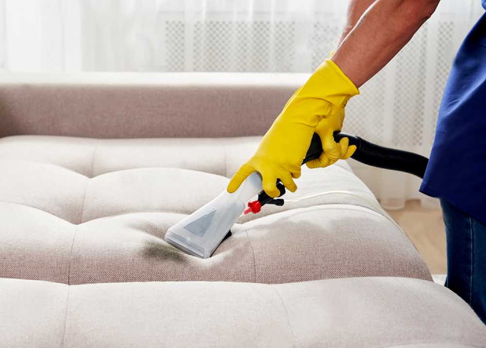 Как почистить диван от пятен без разводов в домашних условиях