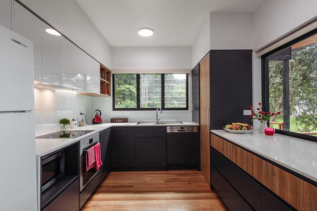 Кухня с двумя окнами на разных стенах в частном доме: 50 фото интерьеров
