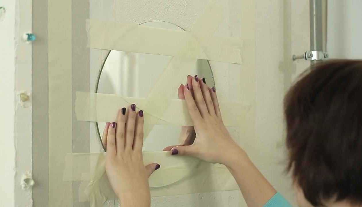 Подробное руководство о том, как приклеить зеркало к стене: 50 фото и 3 видео