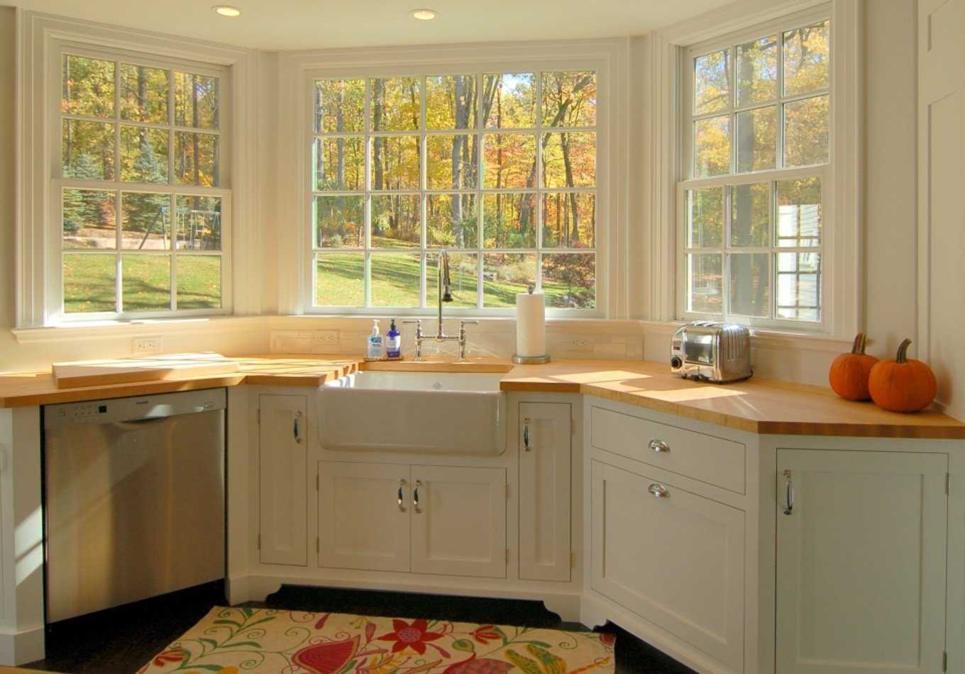 Дизайн кухни в частном доме с окном посередине фото