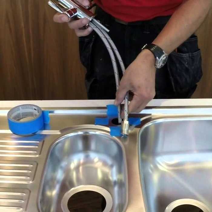 🔧 как поменять смеситель на кухне своими руками: инструменты, материалы, инструкция