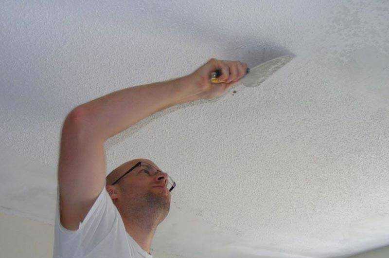 Как быстро смыть побелку с потолка?