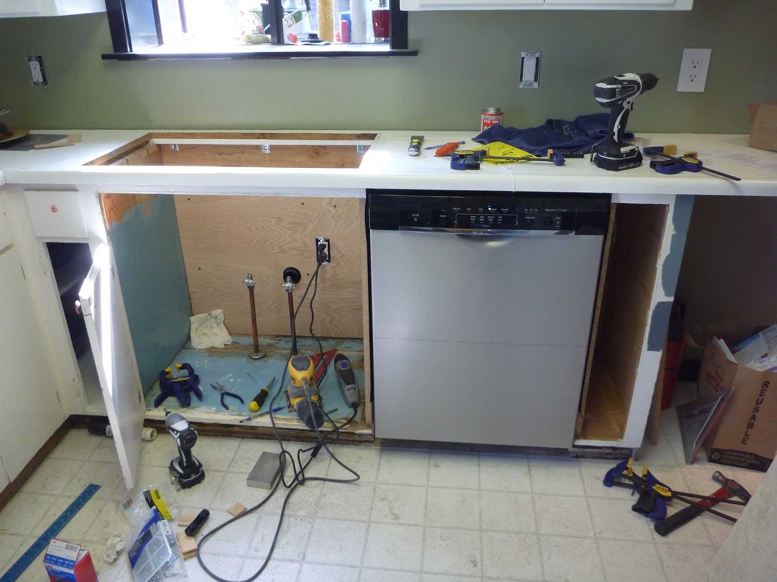 Установка посудомоечной машины в готовую кухню: пошаговая инструкция, монтаж и подключение
