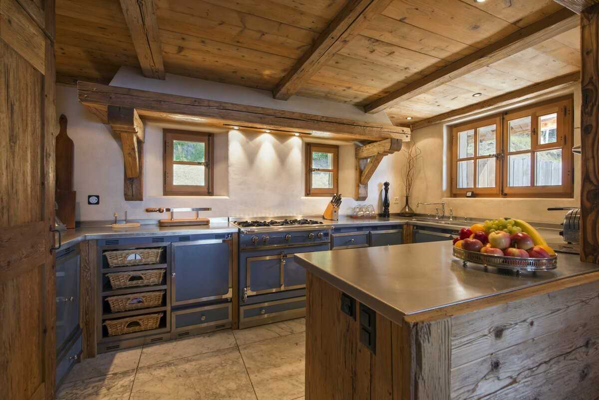 Кухня в стиле шале в квартире, загородном доме, фото в интерьере