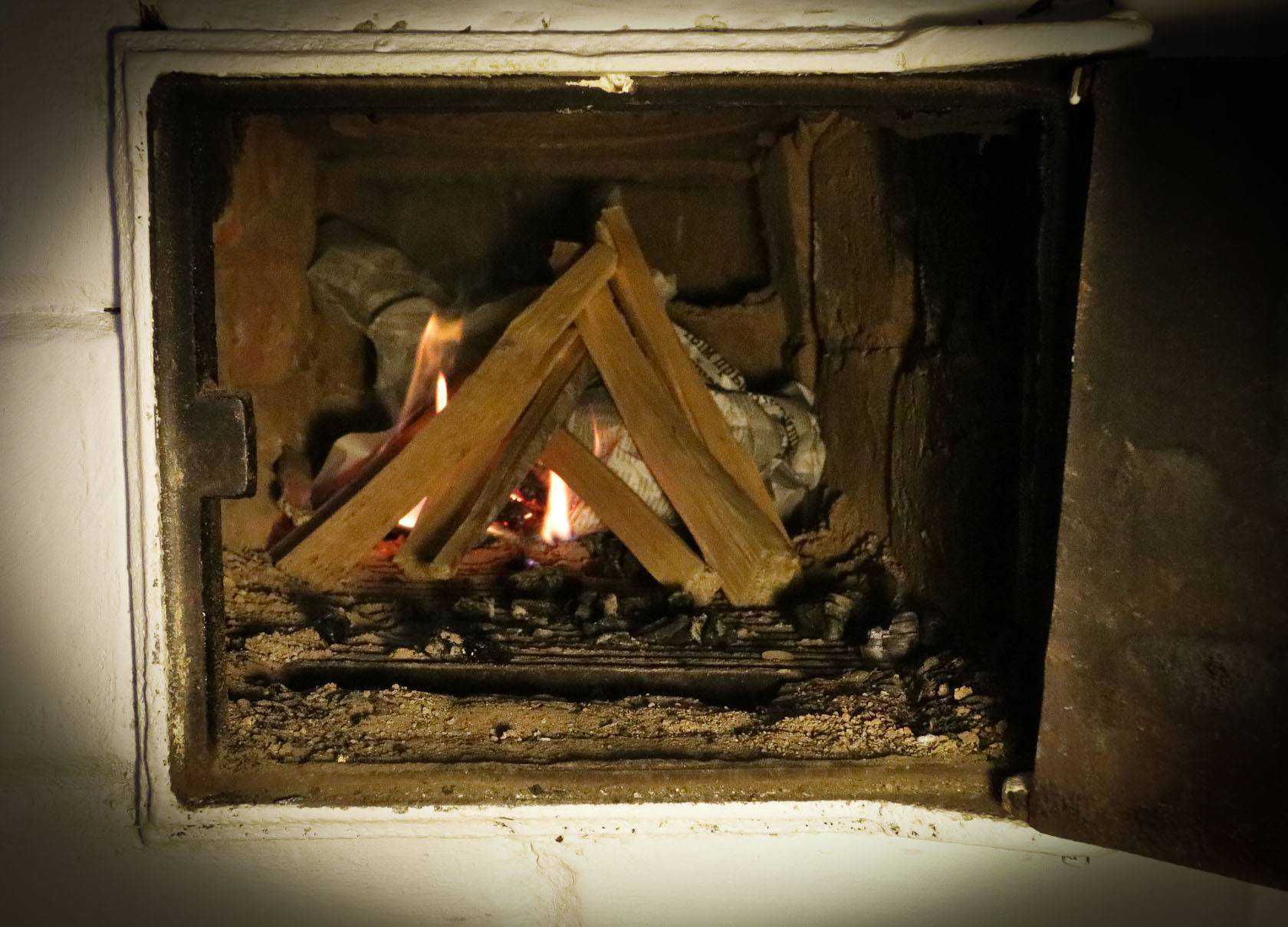 Как правильно топить печь - дровами, углем, брикетами, опилками зимой .