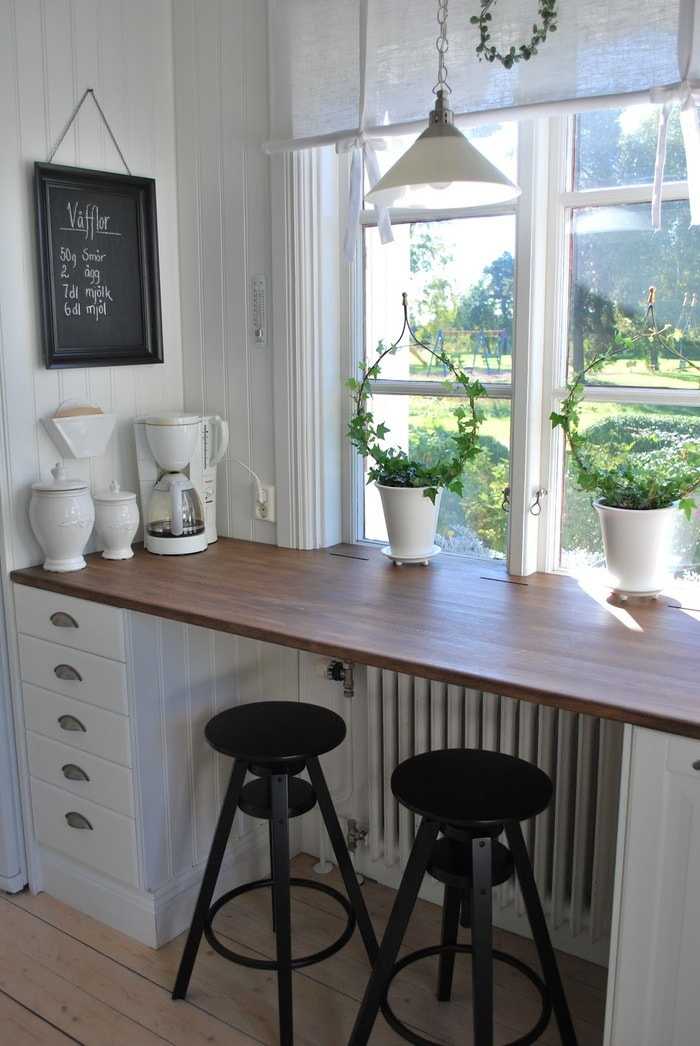Стол-подоконник на кухне, разновидности конструкций и материалов