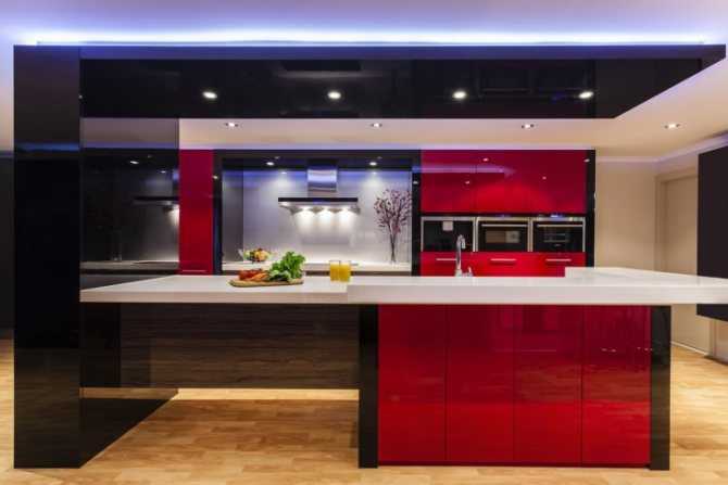 Красно-белая и красно-черная кухня в интерьере: гарнитур с серым .