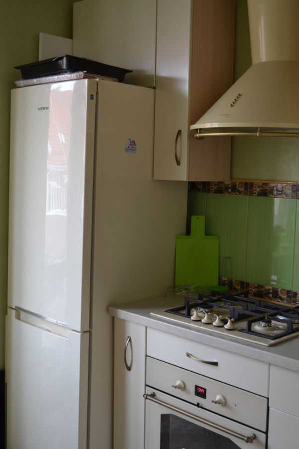 Можно ли ставить холодильник рядом с газовой плитой: как защитить холодильник от газовой плиты, варианты размещения, полезные советы и рекомендации, фото.