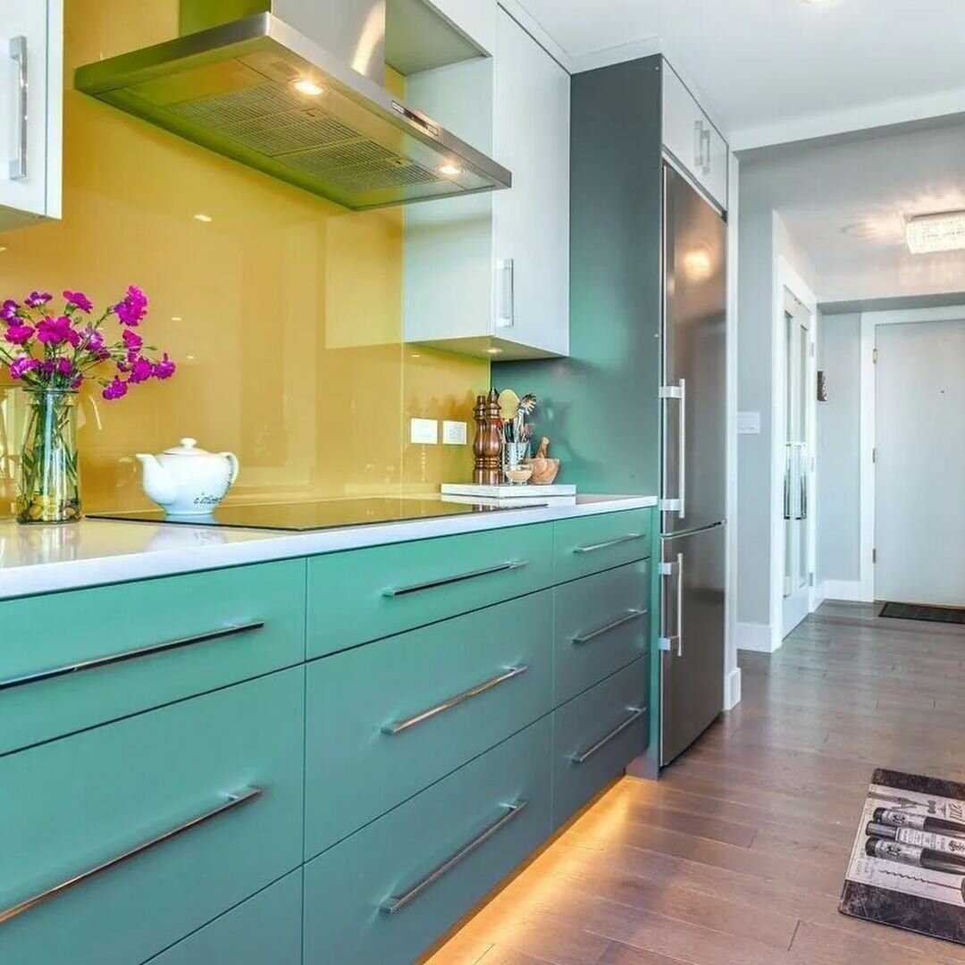 Яркие и нейтральные — в нашей подборке кухонные гарнитуры, где дизайнеры скомбинировали два цвета для верхнего и нижнего ряда шкафов и получили запоминающийся интерьер