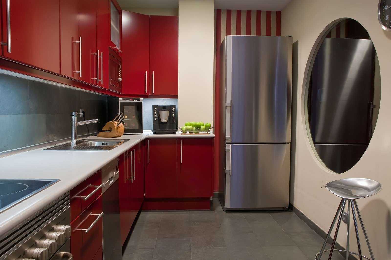 Как вписать цветной холодильник в интерьер кухни: 9 стильных вариантов