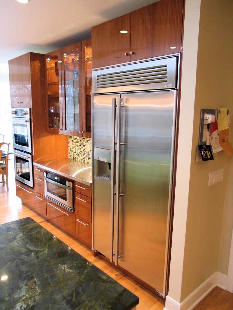 Какие встроенные холодильники лучше. Встроенный холодильник на кухне. Встраиваемый холодильник для кухни. Холодильник встроенный в шкаф. Встроенный холодильник в кухонный гарнитур.