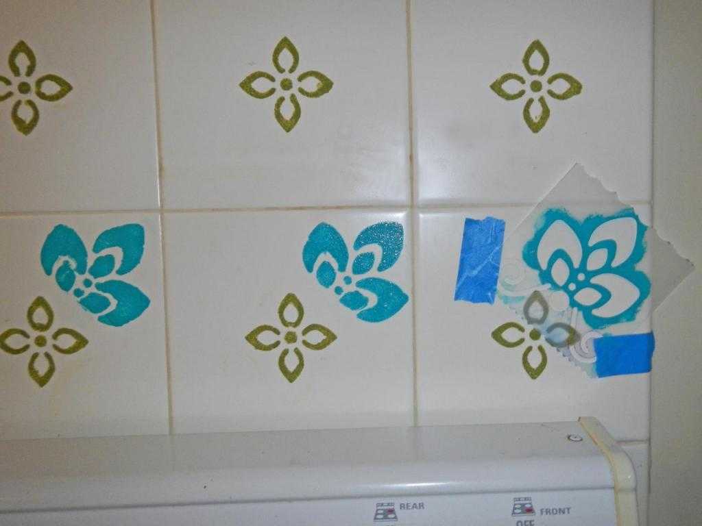 Как покрасить кафельную плитку в ванной: правила выбора краски и пошаговая инструкция