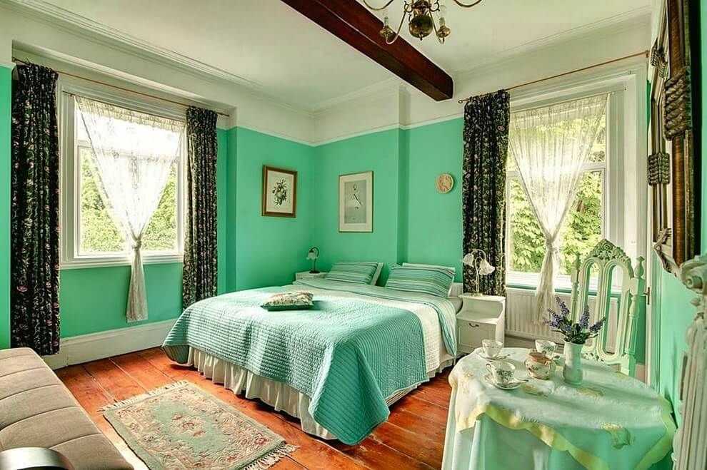 Мятный фон, сочетание мятного цвета с другими цветами в интерьере кухни, гостиной и спальни
 - 22 фото