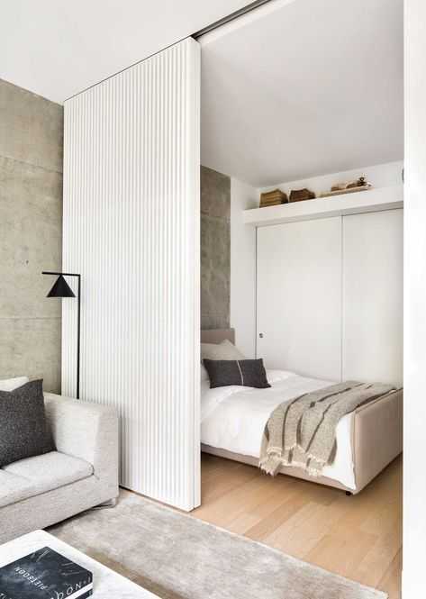 Спальня в однокомнатной квартире дизайн с подиумом и шкафом