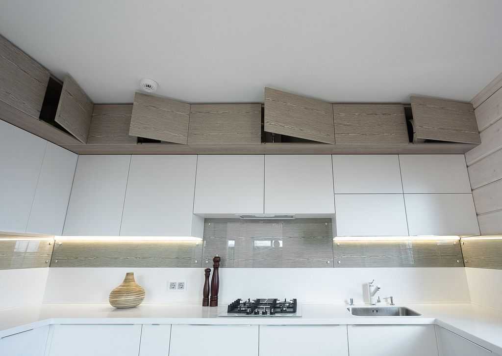 Кухня до потолка с антресолями: плюсы и минусы, угловая и прямая планировка