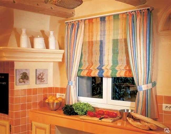 Гид по выбору римских штор для окна на кухне