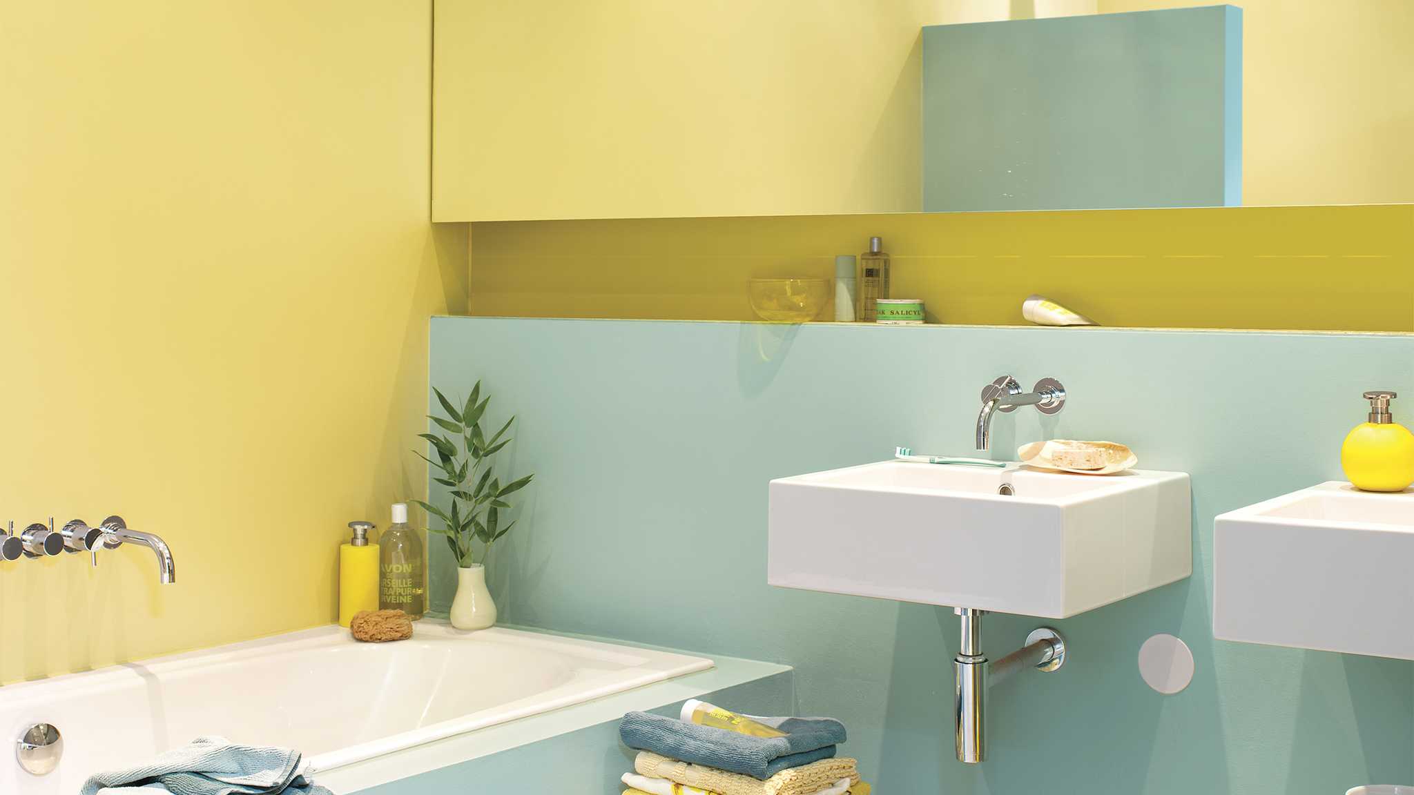 Какой краской можно покрасить в ванной. Окрашивание стен в ванной. Краска в ванную комнату на стены. Варианты покраски стен в ванной. Крашеные стены в ванной.