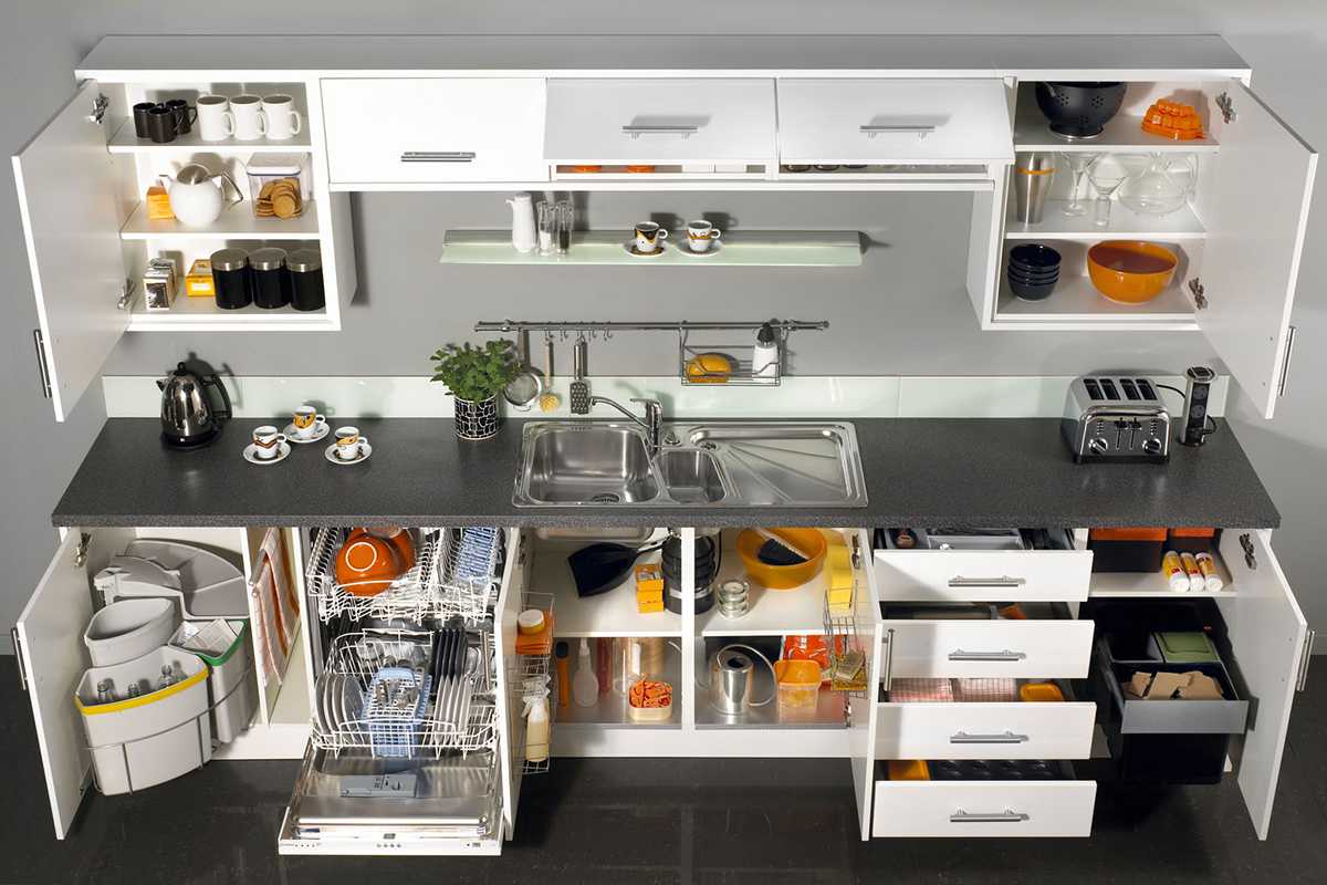 Если на вашей кухне пустует место над шкафами, воспользуйтесь одной из этих идей — так пространство станет функциональным, а кухня — необычной