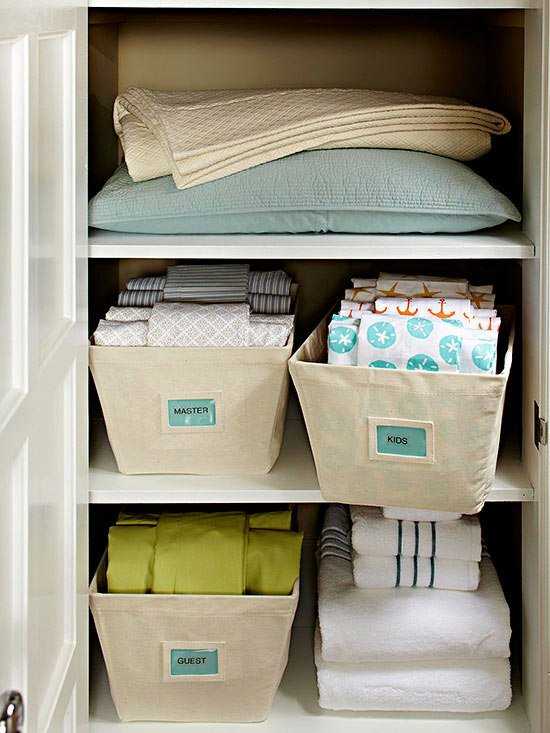 Хранение постельного белья в шкафу, идеи хранения постельных принадлежностей и полотенец, где лучше в гардеробной или месте под кроватью