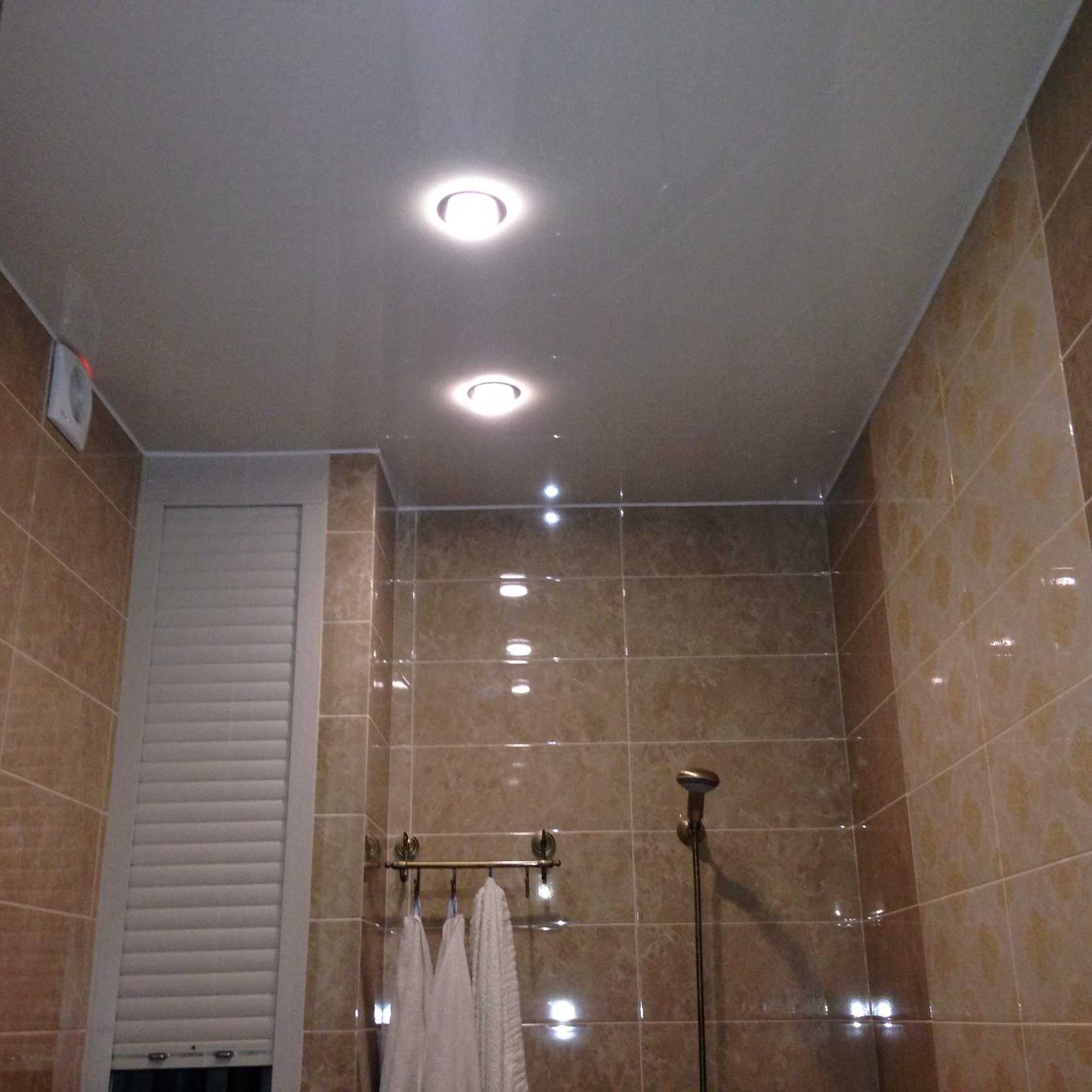 Натяжной потолок в ванной: особенности, плюсы и минусы | стройка.ру