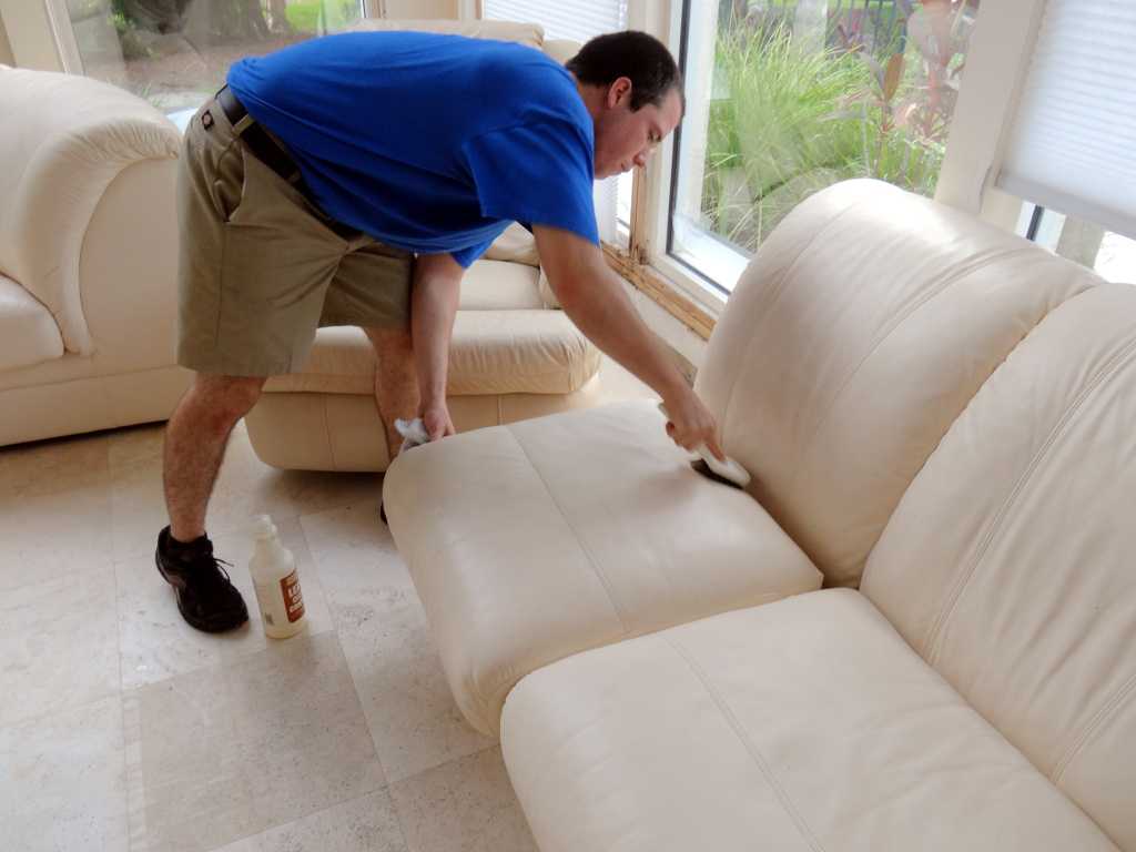 Как почистить диван из ткани или кожи в домашних условиях?