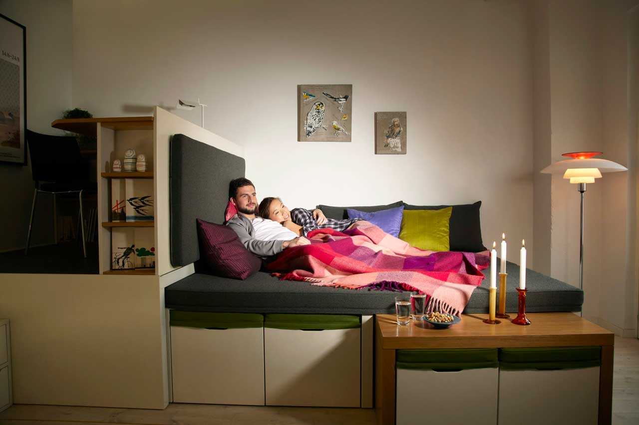 Сестра хочет квартиру. Спальное место в маленькой квартире. Комната с кроватью. Функциональная мебель для маленьких квартир. Комната с кроватью и д Ваном.