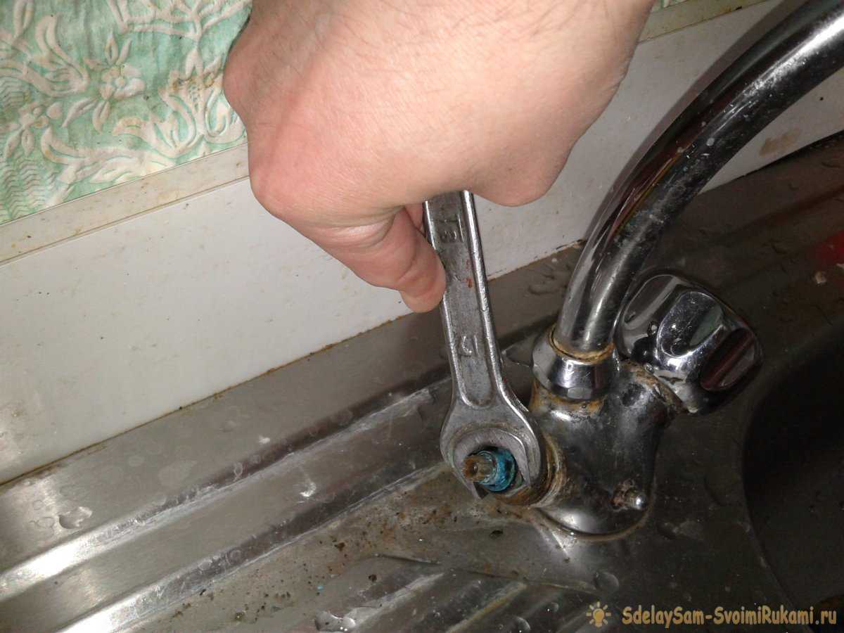 Как заделать течь в трубе без перекрытия воды | инженер подскажет как сделать