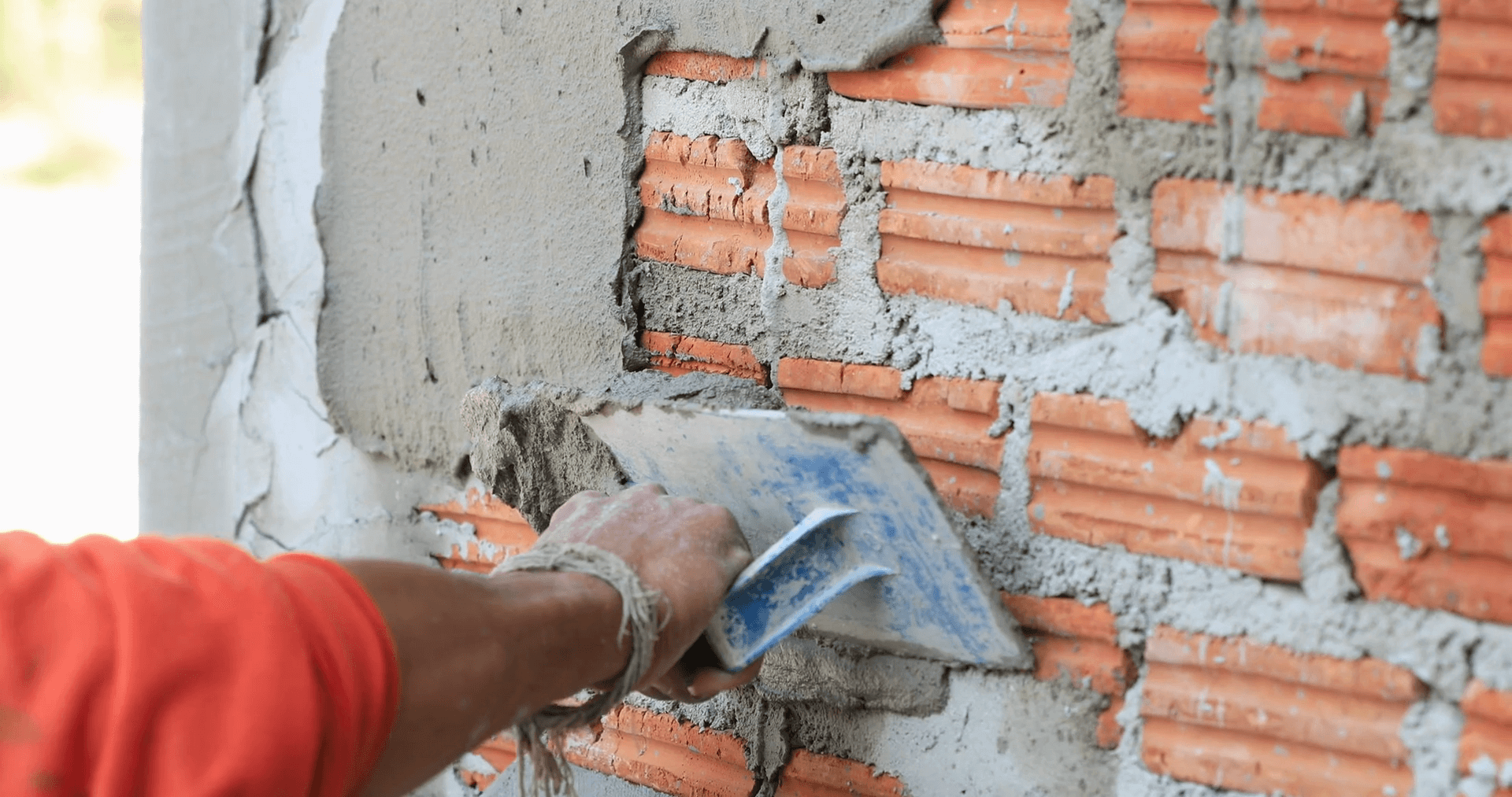 Штукатурка кирпичных стен - подготовка и технология отделки кирпичного дома